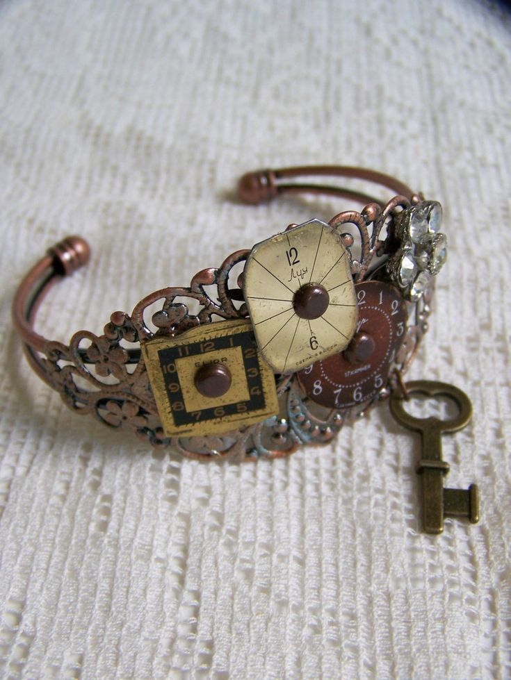 Steampunk Bracelet, Jewelry Hacks, Filigree Bracelet, Vintage Charm Bracelet, Old Watches, Antique Watches, Bracelet Cuff, Bracelet Vintage, Vintage Lover