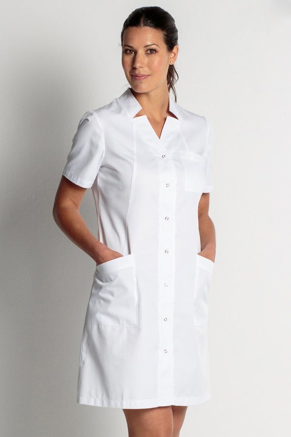 Bata de manga curta com decote em V-RAG Tailors Nurse Scrub Dress, Nurse Dress Uniform, Scrubs Dress, Blouse Nylon, Scrubs Outfit, Nursing Fashion, Nursing Wear, Lab Coats, Women Nurse