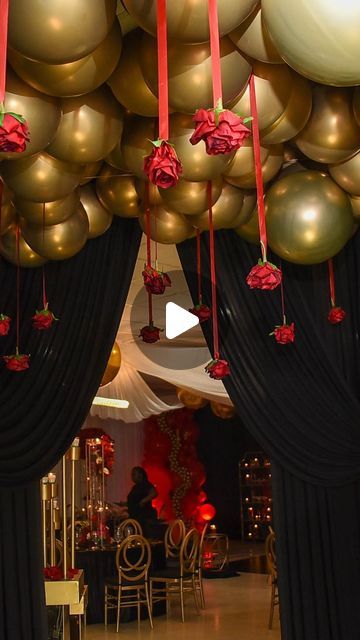 a room filled with lots of gold and black balloons