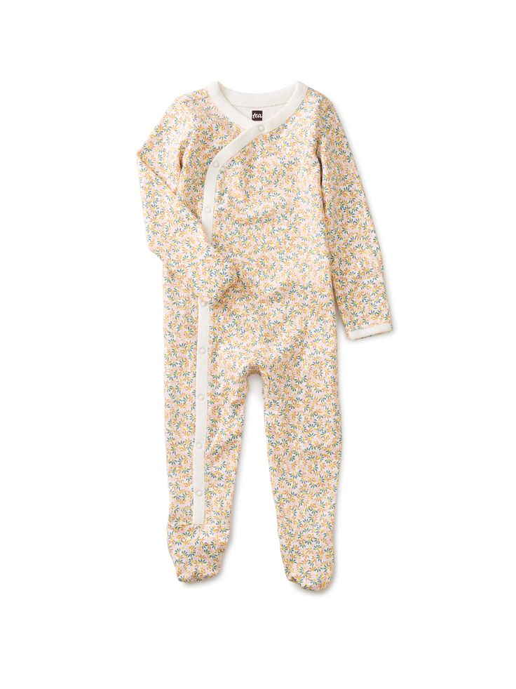 You can never have too many rompers -- especially ones festooned with the cutest travel-inspired prints. This long-sleeve romper features long sleeves, a v-neck, and hand mittens. Soft, 100% cotton fabric keeps baby cozy and comfy. Long Sleeve Jumpsuits And Rompers For Fall Playtime, Patterned Printed Long Sleeve Sleepwear, Long Sleeve Onesie For Bedtime In Spring, Playful White Long Sleeve Jumpsuits And Rompers, White Long Sleeve Jumpsuits And Rompers For Sleep, White Long Sleeve Playful Jumpsuit, Playful Long Sleeve Jumpsuits And Rompers For Bedtime, Printed Long Sleeve Onesie For Spring, Printed Long Sleeve Jumpsuits And Rompers For Fall