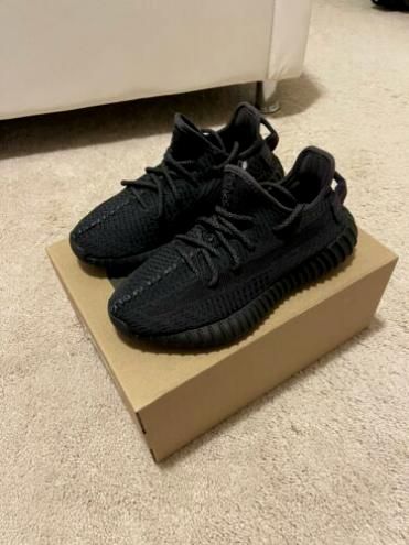 Yezzy Shoes Women, Black Yeezys, Yeezy 350 Shoes, Reflective Shoes, Trendy Shoes Sneakers, Mode Zara, All Black Shoes, Pretty Shoes Sneakers, Yeezy Sneakers