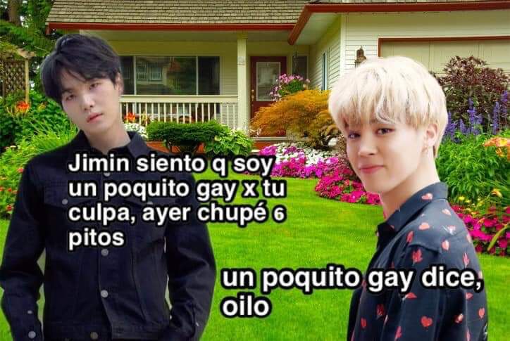 two young men standing next to each other in front of a house with the caption'un poquito gay dice, ollo '