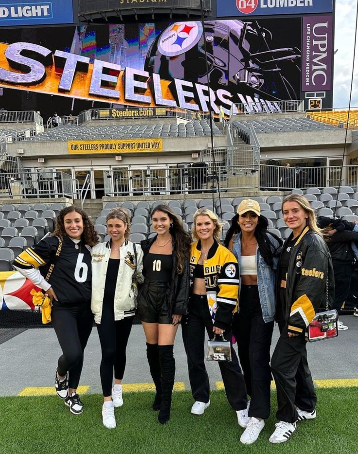 Steeler Game Outfit Woman, Steelers Football Game Outfit, Steelers Jersey Outfit Woman, Baltimore Ravens Game Day Outfit, Saints Game Day Outfit New Orleans, Trendy Football Game Outfits, Casual Superbowl Outfit, Gameday Outfit Nfl, Nfl Tailgate Outfit