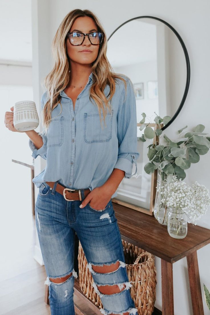 Button Down Light Wash Chambray Top - Magnolia Boutique Chambray Button Down, Demin Shirt Outfit, Chambray Shirt Outfits, Denim Shirt Outfit, Blue Shirt With Jeans, Light Jeans, Down Light, Chambray Top, Stylish Clothes For Women