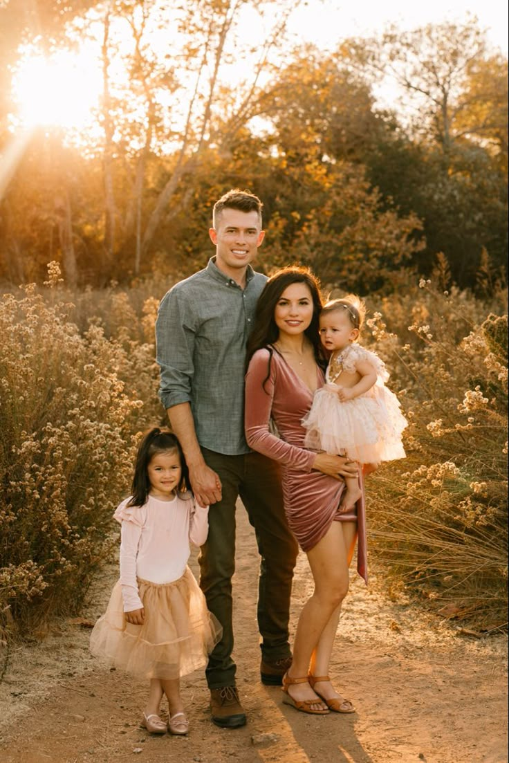 Family Of Four Portrait Poses, Family Of 4 Walking Poses, Family Picture Of 4 Photo Ideas, Family 4 Fall Photoshoot, Family Of 4 Family Pictures, Family Of 4 Portrait Poses, Family Photos 2 Daughters, Family Of 4 Fall Photoshoot, Family Photo Of 4 Ideas