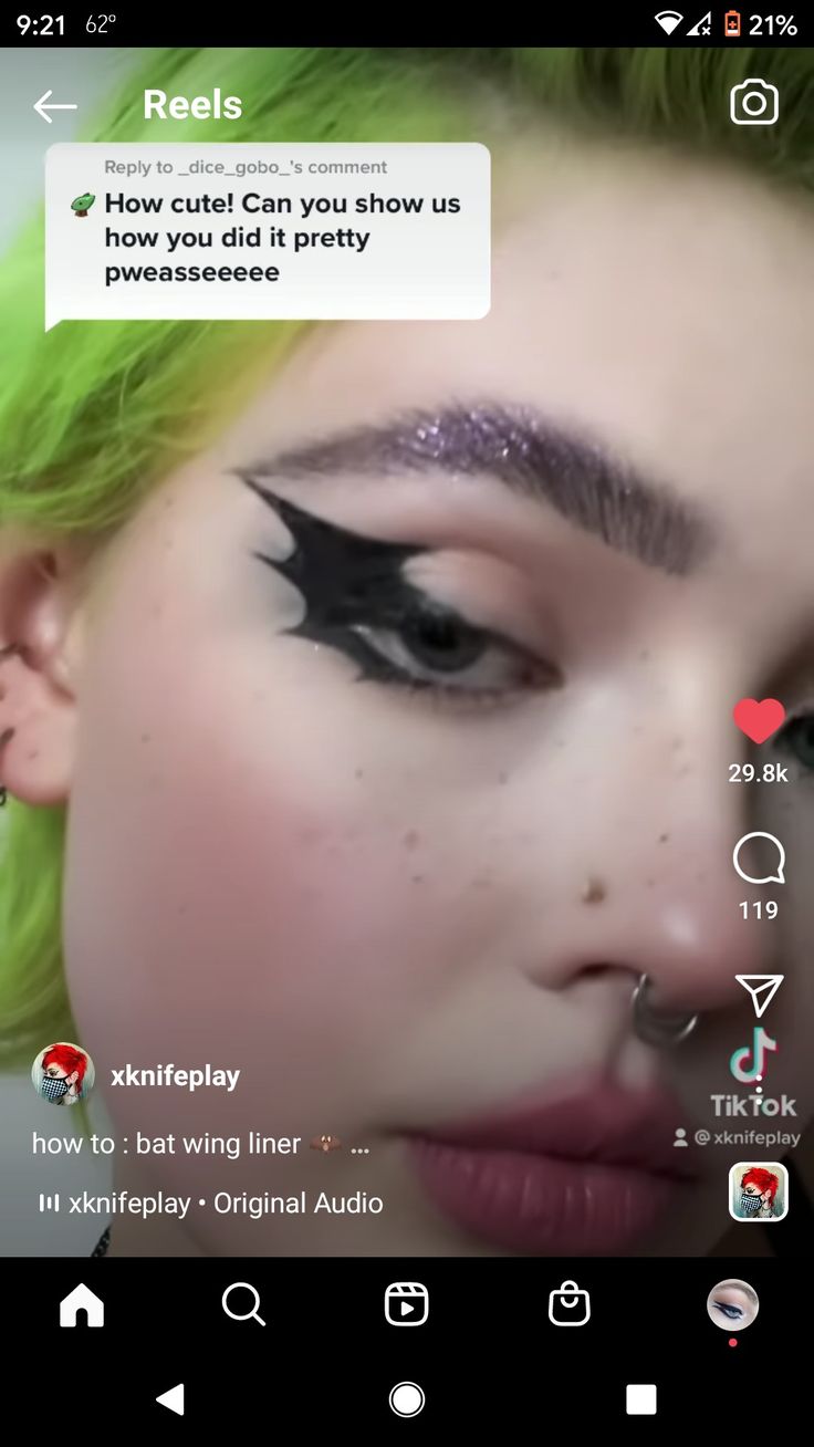 Bat Witch Costume, How To Do Bat Wing Eyeliner, Bat Liner Hooded Eyes, Bat Themed Makeup, Bat Wing Liner Hooded Eyes, Bat Costume Aesthetic, Bat Wing Eyeliner Tutorial, Vampire Bat Makeup, Bat Wings Eyeliner