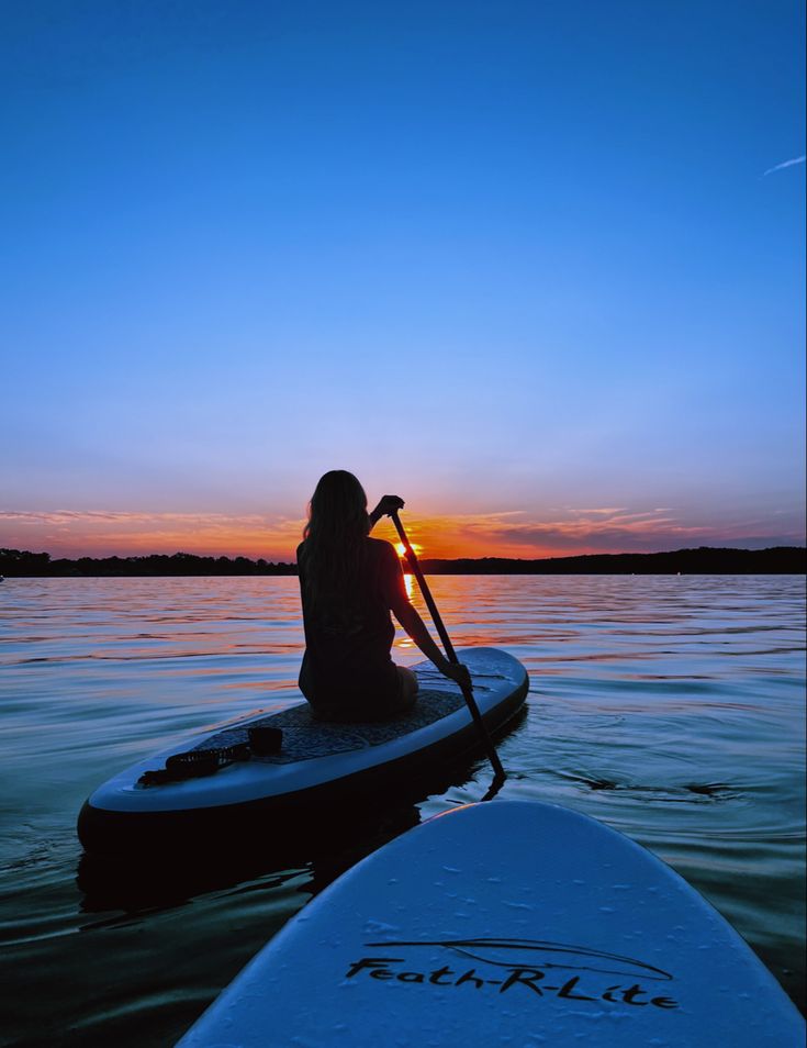 paddle boarding on a lake in the middle of summer during sunset Paddle Boarding Outfit, Paddle Boarding Pictures, Boat Pics, Lake Pictures With Friends, Vision Board Pictures, Pictures With Friends, Paddle Surfing, The Best Outfits, Outfits To Wear