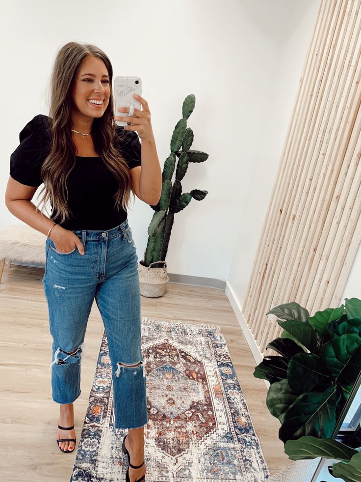 Black Heels And Jeans Outfit, Black Puff Sleeve Top, Jeans Heels Outfit, Birthday Fit, Straight Leg Jeans Outfits, Mom Jeans Outfit, Birthday Fits, Jeans With Heels, Black Jeans Outfit