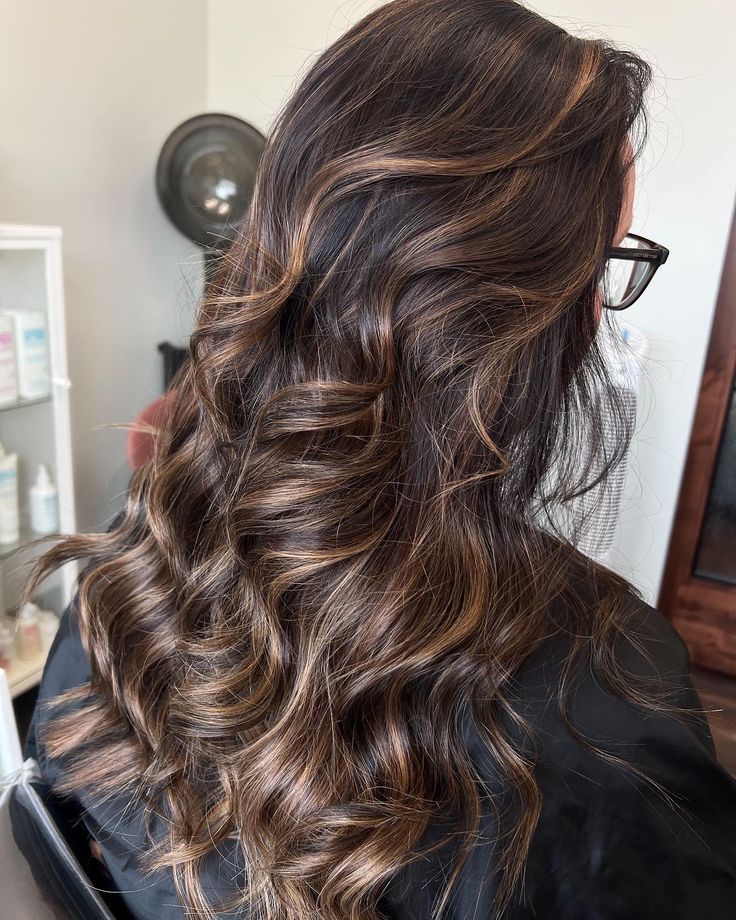 Brown Hair With Carnal Highlights, Carnal Highlights, Carnal Highlights On Brown Hair, Dark Brown Hair With Caramel Highlights Wavy Hair, Carmel Balayage Brunettes, Caramel Foliage Hair, Carmel Highlights On Brown Hair Wavy, Carmela Highlights In Light Brown Hair, Carmel Balayage