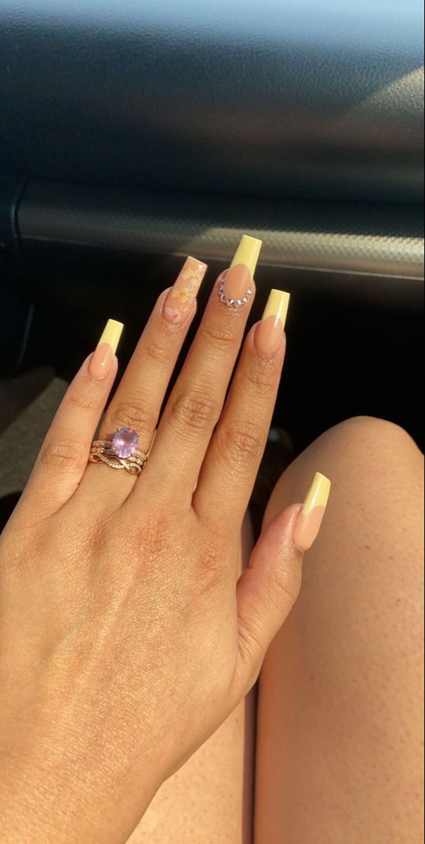 Light Yellow Nails Acrylic, Yellow Coffin Nail Ideas, Light Yellow French Tip Nails, White And Yellow Nails, Acrylic Yellow Nails, Yellow And White Nails, Summer Acrylic Nails Almond, Pastel Chrome Nails, Light Yellow Nails