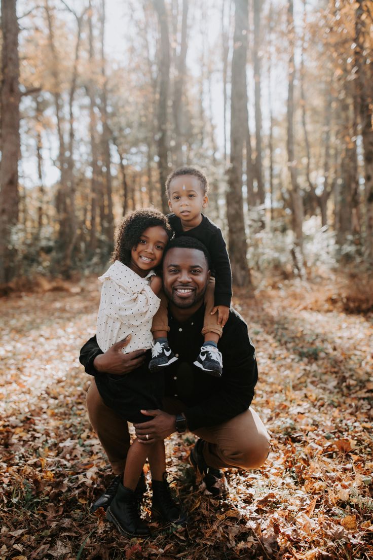 Black Family Of 4 Picture Poses, Black Family Lifestyle Photography, Black Family Photoshoot Fall, Black Family Photoshoot Outdoors, Black Family Fall Photoshoot, Black Family Photo Outfits, Fall Family Photos Black People, Black Family Photoshoot, Rustic Family Photos