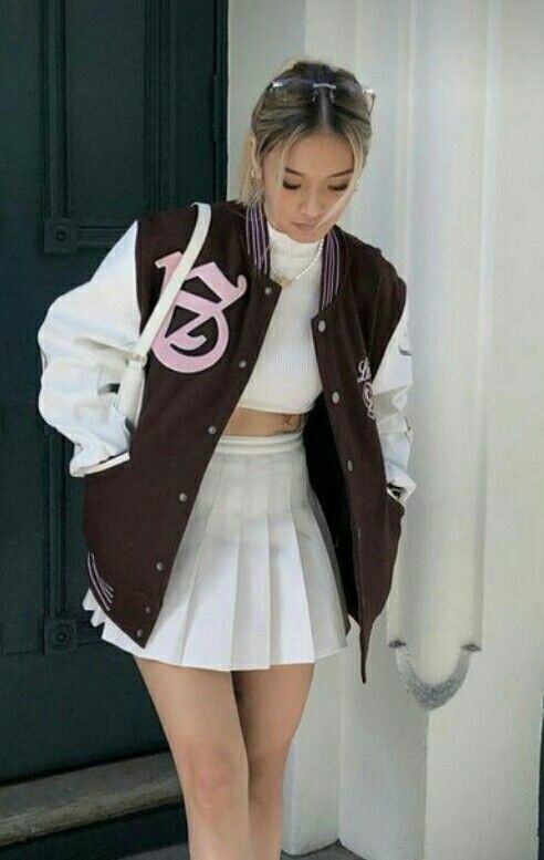 Casual Boots Outfit, Tennis Skirt Outfits, Varsity Jacket Outfit, Short Coats, Tennis Skirt Outfit, White Tennis Skirt, Jeans Outfit Fall, Winter Fashion Outfits Casual, Tennis Skirts