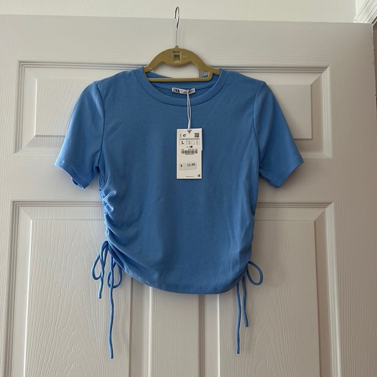 Never Worn Blue Stretch T-shirt For Summer, Blue Stretch Crew Neck Top, Basic Blue Summer Tops, Light Blue Fitted T-shirt For Summer, Basic Blue Tops For Spring, Basic Blue Tops For Summer, Fitted Light Blue T-shirt For Summer, Fitted Blue T-shirt For Summer, Trendy Blue T-shirt For Spring