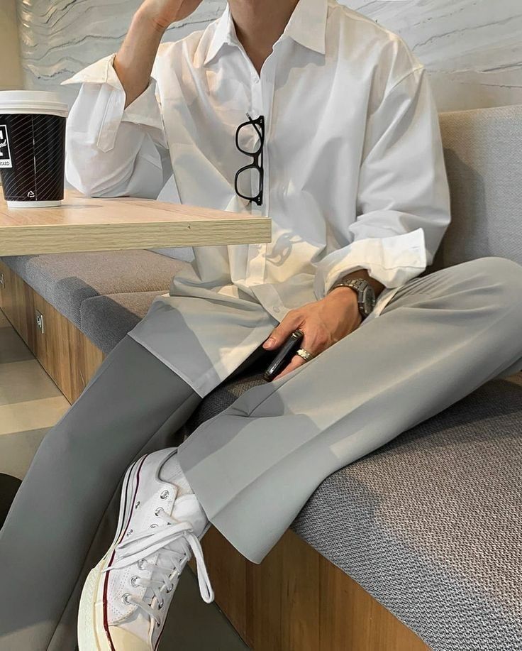 White Long Sleeves Outfit Casual Men, Outfit Nam, Summer Brown, Oversize Casual, Loose Shirt, Blue Khakis, Brown Top, Straight Trousers, Business Casual Men