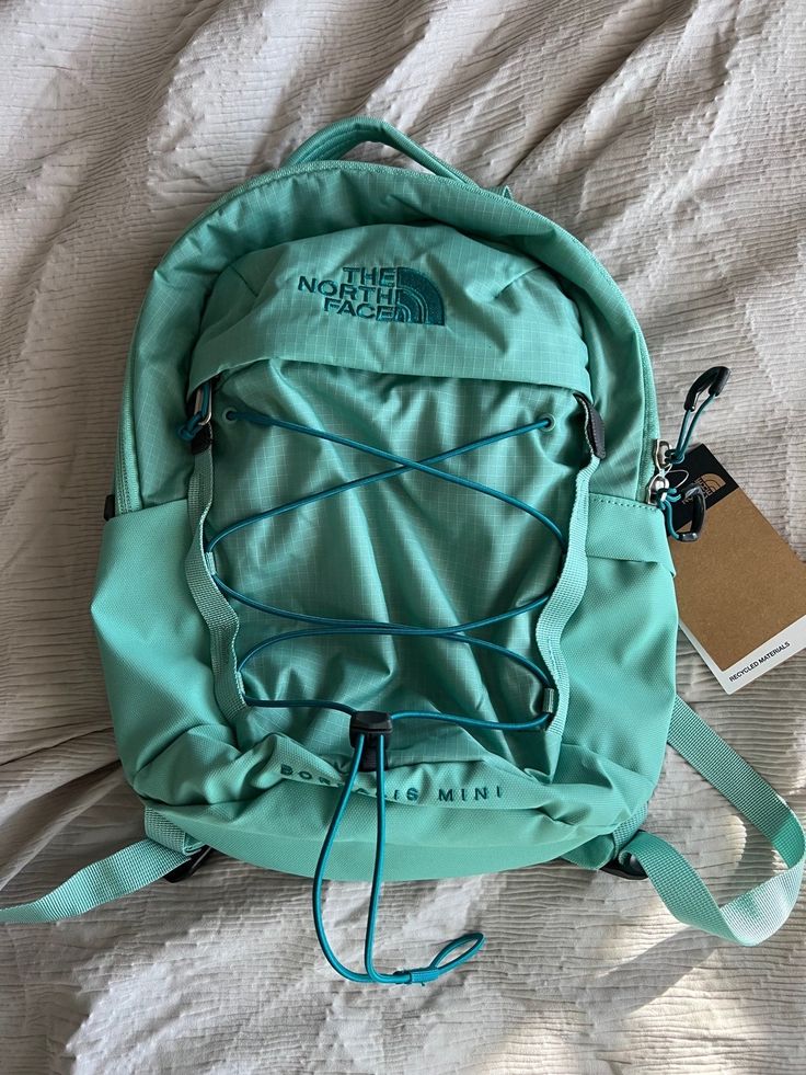 Bookbag Aesthetic, The North Face Backpack, Backpack Essentials, Commuter Backpack, Granola Girl, In My Bag, North Face Backpack, Hiking Backpack, Cute Bags