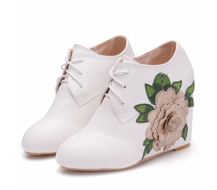 Brautmode 2025 | Keil Stiefeletten Brautschuhe Hochzeitsschuhe in Weiß mit 3D Blume | Brautkleider Braut Accessoires Günstig Online Kaufen » Hochzeitskleid » Brautkleid Standesamt » Standesamtkleid Kollektion Ankle Boots White, Orange Boots, Shop Boots Online, Pu Boots, Trends 2025, Floral Heels, Boots White, Heel Ankle Boots, Rubber Heels