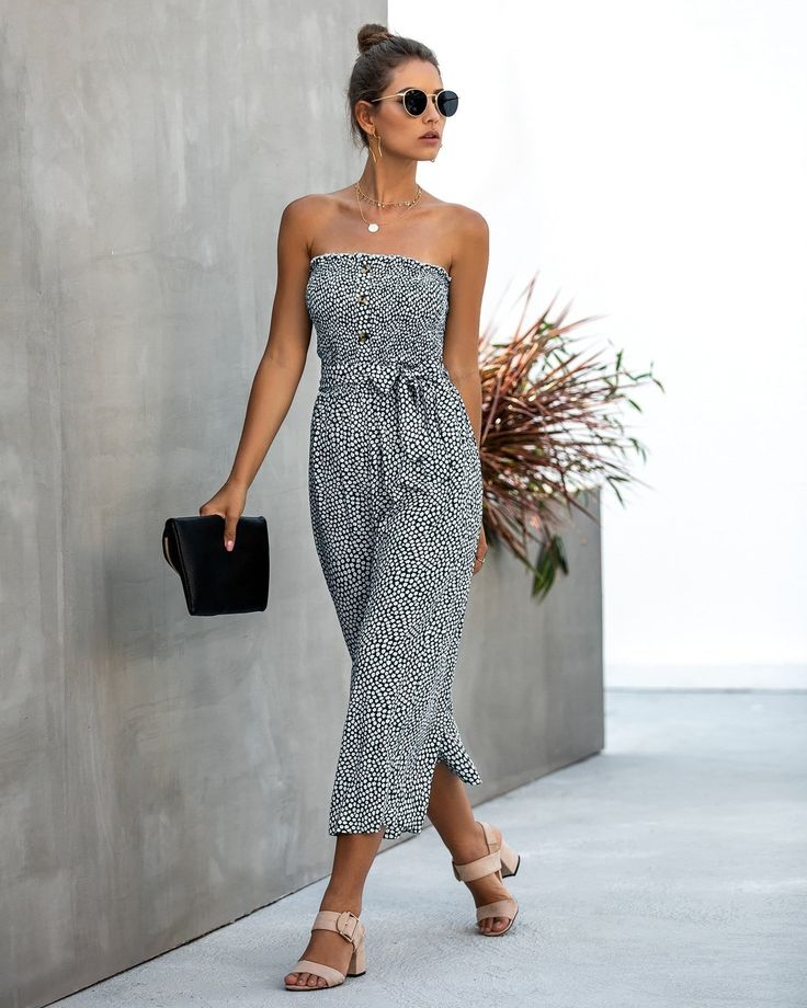 The EMES SHOP jumpsuit is detailed with a beautiful floral print. Features a tube design. tie waist belt. contrast button detail. and mid-calf length jumpsuit. Pair it with sandals and sunnies for a cute summer look.MATERIAL:100%Cotton MEASUREMENTS:JumpsuitsLength is 41"-43"in Small | Bust: 35"-37"in & Waist: 24"-26"in& Hip: 40"-42"in Medium | Bust: 37"-39"in & Waist: 26"-28"in& Hip: 42"-44"in Large | Bust: 39"-41"in & Waist: 28"-30"in& Hip: 44"-46"in X Large | Bust: 41"-43"in & Waist: 30"-32"in Tube Jumpsuit, Pocket Jumpsuit, Belt Jumpsuit, Jumpsuit Chic, Casual Jumpsuit, Printed Jumpsuit, Maxi Dress Party, Wide Leg Jumpsuit, Style Elegant