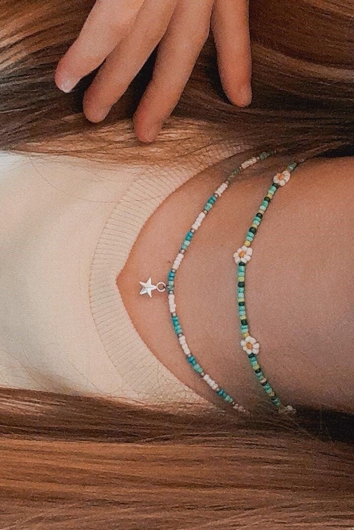 How To Make Chokers With Beads, Bracelet Combinations Aesthetic, Selling Beaded Jewelry, Aesthetic Bead Necklace Ideas, Choker Ideas Beaded, Seed Bead Jewelry Aesthetic, Aesthetic Seed Bead Necklace, Seed Bead Aesthetic, Choker Bead Necklace