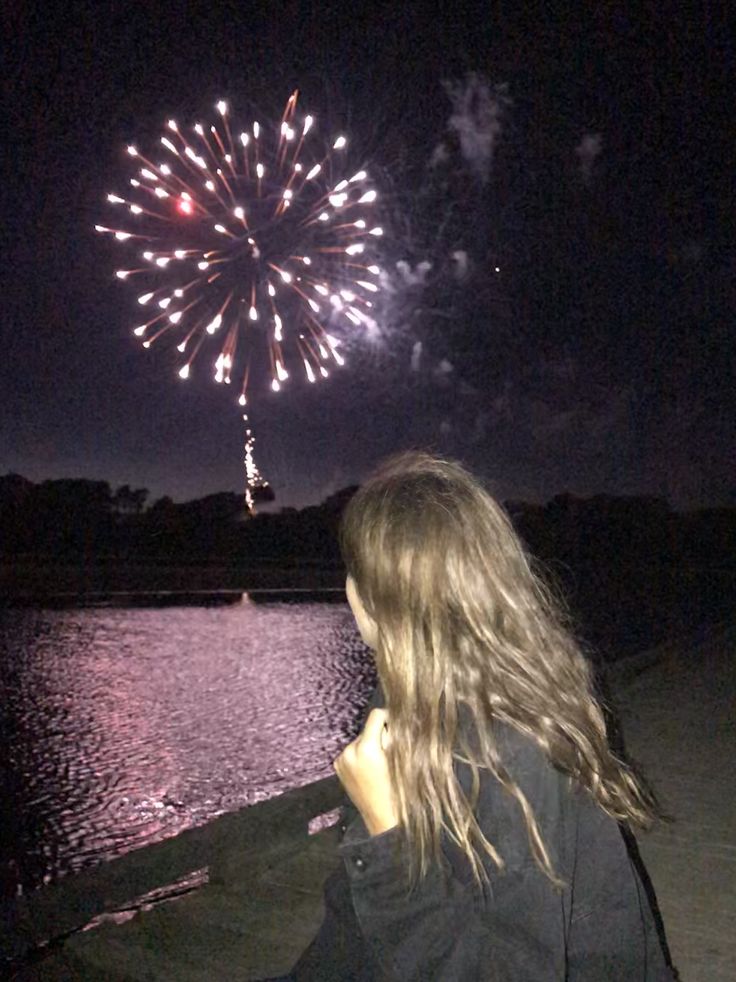 4th Of July Photo Ideas, Fireworks Pictures With Friends, Firework Pictures Friends, Sparkler Pictures Friends 4th Of July, Watching Fireworks Aesthetic, Fireworks On The Beach Aesthetic, Lucky Ducky, Fireworks Photo, 4th Of July Photos