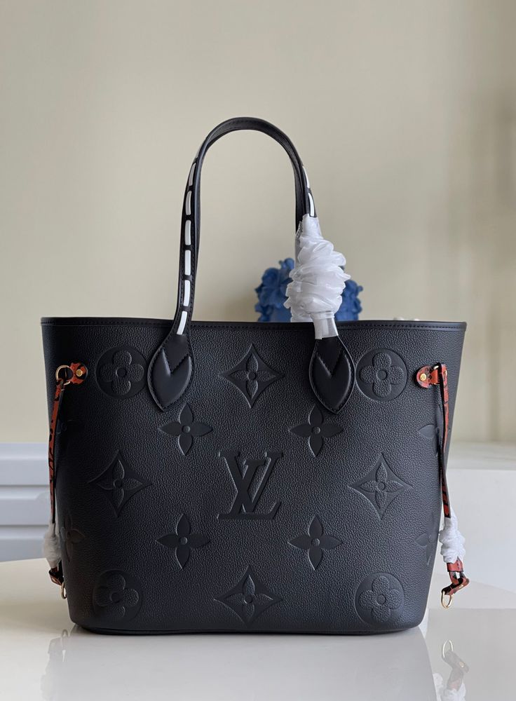 This Neverfull MM tote comes from the Wild at Heart capsule, introduced for Fall 2021. A sophisticated edition of the House’s classic carryall, it is crafted from Monogram Empreinte leather, embossed with a contrasting glossy motif. Braided handles lend a crafted touch and leopard-print details add glamour to this fashionable piece, which comes with a detachable printed pocket. Detailed Features 31 x 28 x 14 cm (Length x height x width ) Black Embossed supple grained cowhide leather Supple grain Leather Zip Pouch, Black Louis Vuitton, Wild At Heart, Louis Vuitton Neverfull Mm, Neverfull Mm, Wild Hearts, Zip Pouch, Vuitton Bag, Printed Leather