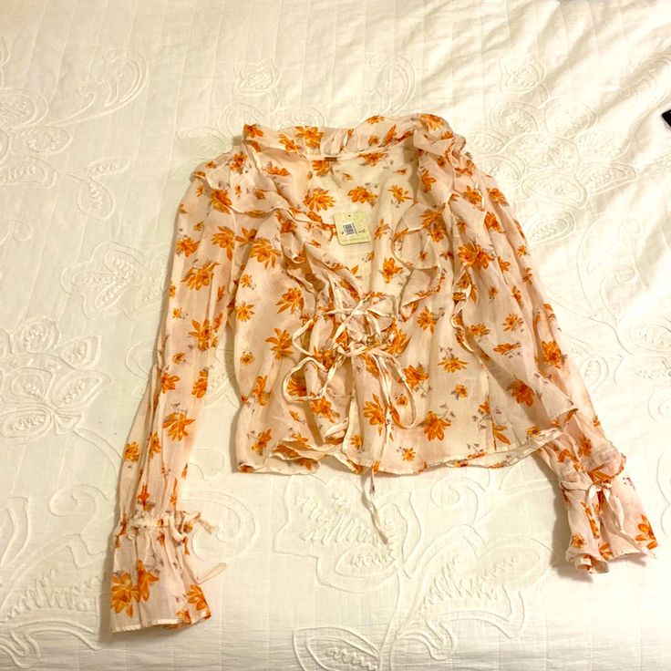 Beautiful Top! Size Xs No Flaws Feminine Peach Top For Spring, Feminine Peach Tops For Spring, Fitted Floral Print Peach Tops, Trendy Peach Tops For Spring, Fitted Peach Floral Print Tops, Peach V-neck Blouse For Spring, Chic Long Sleeve Peach Top, Chic Peach Long Sleeve Tops, Feminine Long Sleeve Peach Blouse