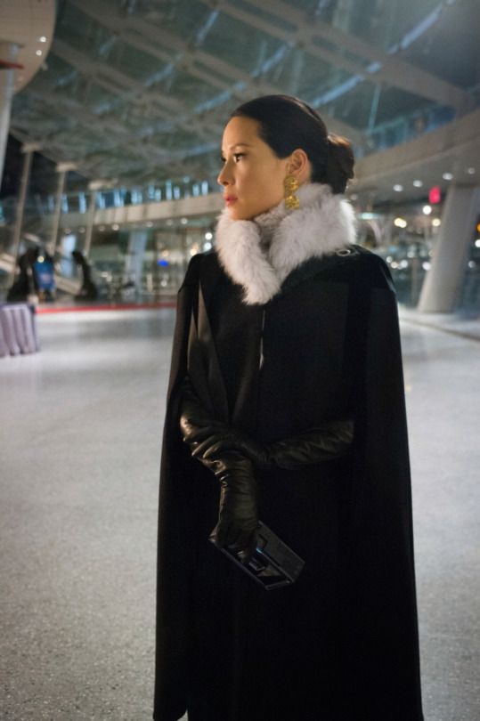 Cape, Lucy Liu Watson Elementary, Lucy Lui, Joan Watson, Mode Mantel, Carolina Herrera Dresses, Black Tie Attire, Cape Fashion, Cape Cloak, Fur Gloves