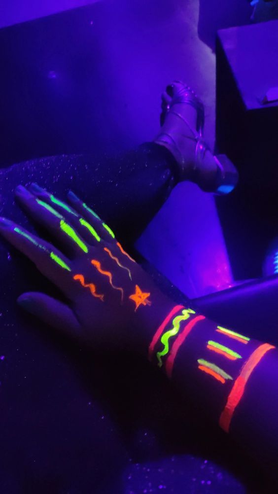 Glow In The Dark Face Paint Ideas Easy, Glow Party Face Paint Ideas, Glow In The Dark Body Painting, Glow In The Dark Face Paint Ideas, Glow Party Makeup, Black Light Party Outfit, Pintura Facial Neon, Neon Face Paint Ideas, Rave Party Theme