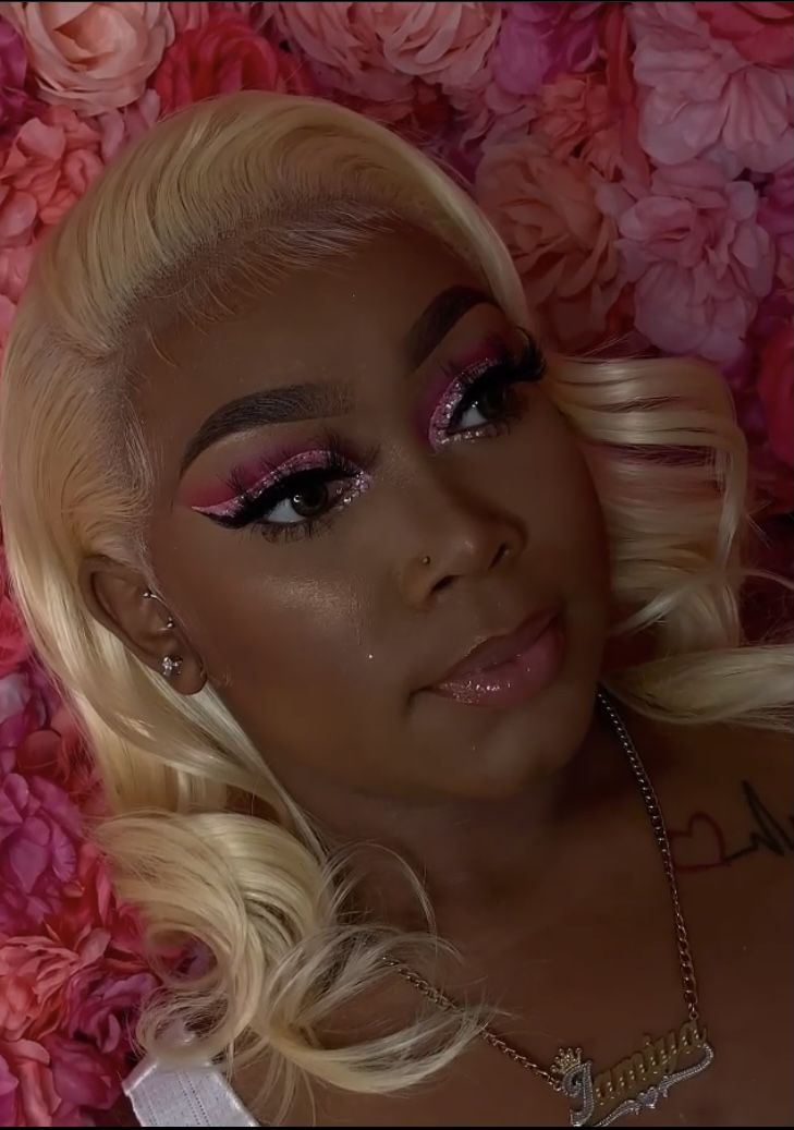 Pink White And Gold Makeup, Pink And White Makeup Looks Black Women, Pink And Gold Makeup Looks Black Women, Videoshoot Ideas, Makeup Looks Black Women, Extraordinary Makeup, Pink Glitter Makeup, Makeup 2022, Hot Hairstyles