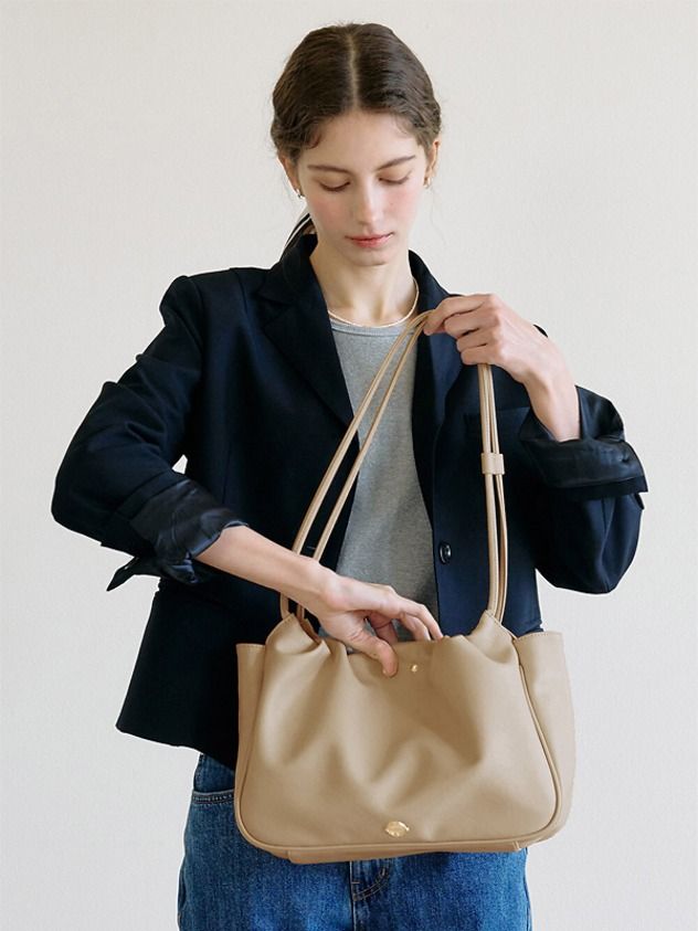 设计师时装，首尔精心打造 | W �概念 Classic Square Hobo Bag For Everyday, Everyday Rectangular Hobo Bag With Detachable Strap, Classic Square Bucket Bag For Everyday Use, Classic Square Bucket Bag For Everyday, Modern Square Hobo Bag For Travel, Square Hobo Bag For Everyday, Everyday Square Hobo Bag With Adjustable Strap, Square Hobo Bag With Adjustable Strap For Everyday, Modern Square Bucket Bag With Adjustable Strap