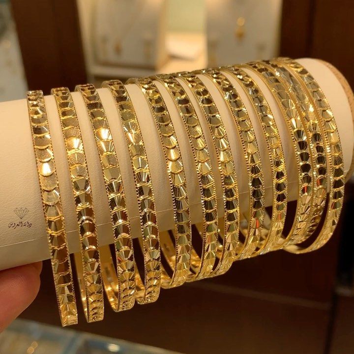 Solid Gold Bangle, Modern Gold Jewelry, Handmade Gold Jewellery, Everyday Bracelet, Bangles Design, Bracelet Simple, Bangles Jewelry Designs, Pearl Jewellery, Gold Bangles Design