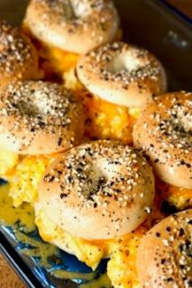 there are many bagels that have been placed on top of each other and sprinkled with sesame seeds