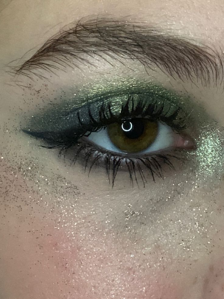 Vintage Green Eyeshadow, Dark Green Makeup Looks Prom, Alt Green Makeup, Dark Green Eyeshadow Looks, Dark Green Eyeshadow, Green Glitter Makeup, Green Glitter Eyeshadow, Makeup Looks Prom, Green Eyeshadow Look