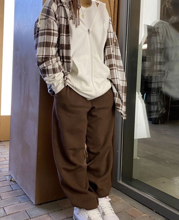 Brown Shirt Fall Outfits, Grey And Brown Outfit, Brown Pants Outfit, Street Style Outfits Casual, Cute Modest Outfits, Streetwear Fits, Tomboy Outfits, Tomboy Style Outfits, Streetwear Fashion Women