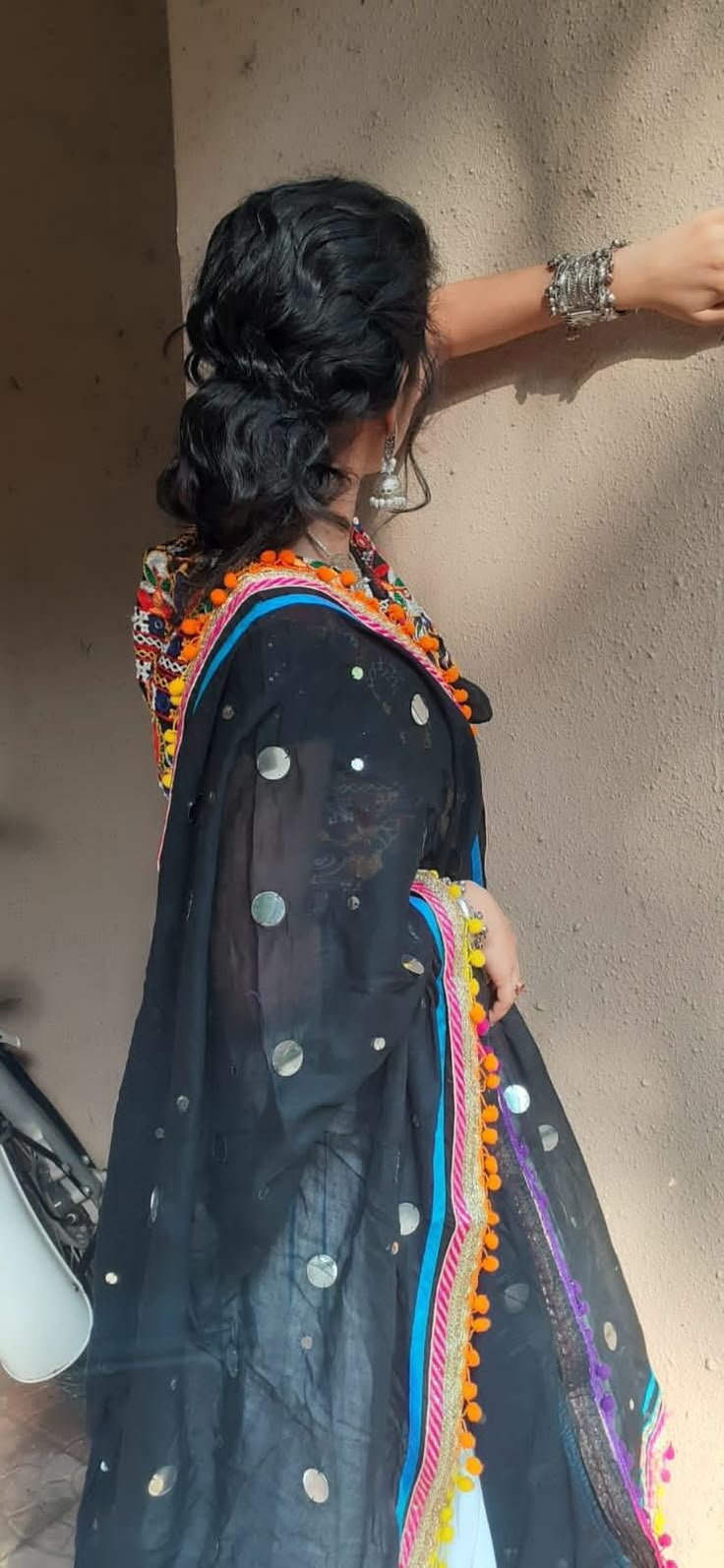 For more follow me up on my ig handel and get my daily updates- lata_sangar https://instagram.com/lata_sangar?utm_medium=copy_link Photo Pose In Chaniya Choli, Navratri Choli Photo Pose, Navratri Look Poses, Navratri Dress Photoshoot, Garba Look Photoshoot, Navratri Choli Pose, Navratri Look Photoshoot, Navratri Hidden Face Girl, Navratri Look Photo Pose