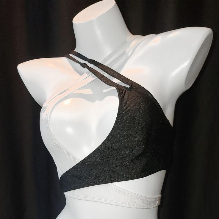 Fitted T-back Crop Top For Yoga, Fitted T-back Halter Top For Gym, Sporty Fitted Halter Top With Built-in Bra, Fitted Triangle Crop Top For Workout, Stretch Halter Top With Built-in Bra For Club, Fitted Halter Top With Built-in Bra For Sports, Fitted T-back Crop Top For Gym, Stretch Triangle Crop Top For Workout, Sporty Fitted Triangle Crop Top