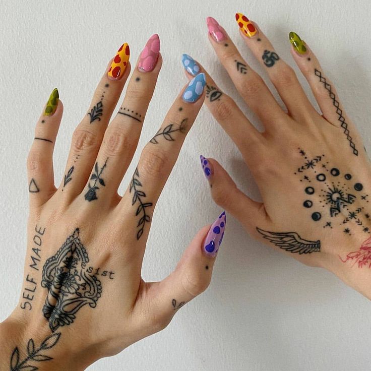 Image discovered by 𝖓𝖊𝖒𝖊𝖘𝖎𝖘. Find images and videos about girl, style and beauty on We Heart It - the app to get lost in what you love. Finger Tattoos Designs, Finger Tattoos Ideas, Finger Tattoo Ideas, Face Tats, Finger Tattoo Designs, Join Fashion, Detailed Artwork, Small Hand Tattoos, Finger Tattoo