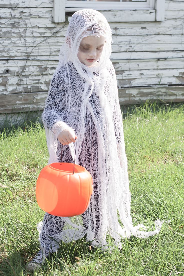 This ghost costume is a delightfully creepy get-up for kids and toddlers and it couldn’t be easier to make. It’s also affordable using just a few easily found items. Now... Ghost Costume Kids, Scary Kids Costumes, Diy Halloween Scary, Creepy Halloween Costumes, Scary Kids, Ghost Halloween Costume, Photo Halloween, Easy Diy Costumes, Ghost Diy