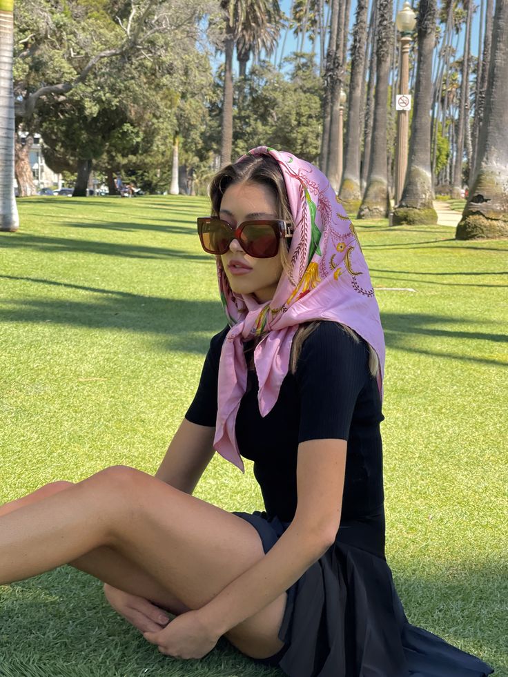 Head Scarf Outfit, Scarf Aesthetic, Head Scarf Styles, 사진 촬영 포즈, Scarf Outfit, Summer Scarves, 가을 패션, Insta Photo Ideas, Looks Style