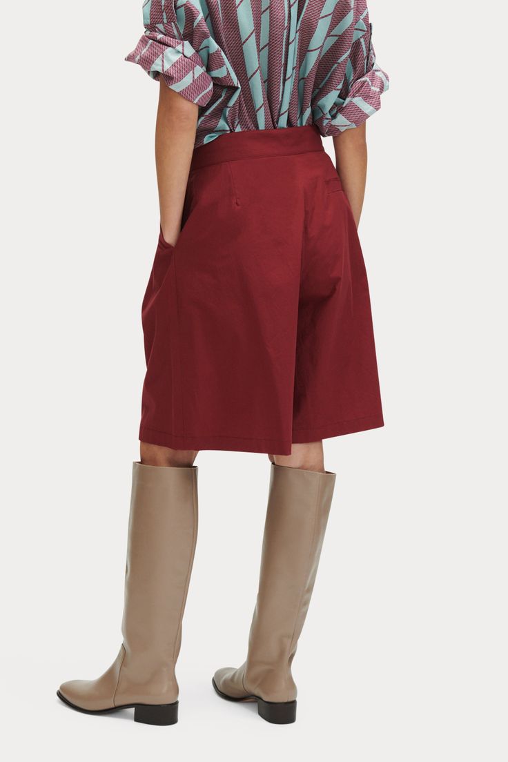 Calypso Short Chic Cotton Bermuda Shorts With Belt Loops, Chic Shorts With Side Pockets, Spring Wide Leg Bermuda Shorts With Belt Loops, Pleated Wide Leg Shorts For Work, Wide Leg Pleated Shorts For Workwear, Elegant Knee-length Bermuda Shorts With Pockets, Chic Summer Culottes With Belt Loops, Chic Wide Leg Shorts With Belt Loops, Chic Cotton Bermuda Shorts For Work