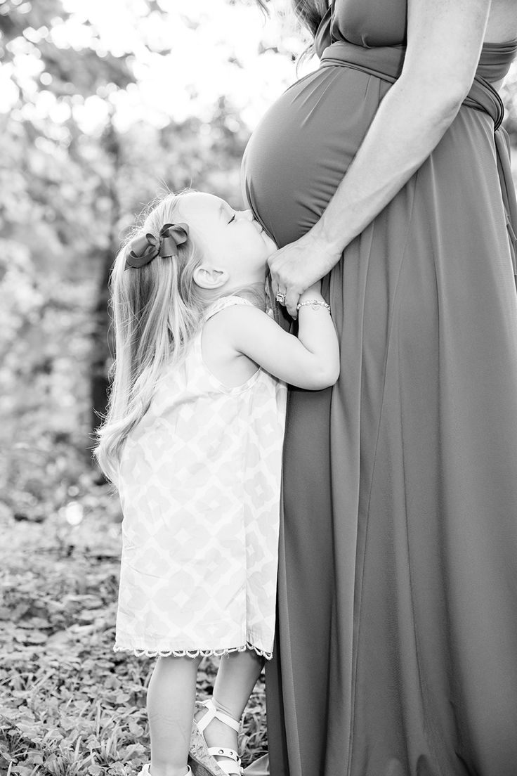 Maternity Photo Shoot Poses Family, Maternity Poses With Son, Simple Maternity Shoot Family, Fall Family Photos While Pregnant, Family 4 Maternity Pictures, Family Photo Poses Pregnant, Family Photos Pregnant Mom, Maternity Photography Park Ideas, Maternity Photography Poses With Sibling