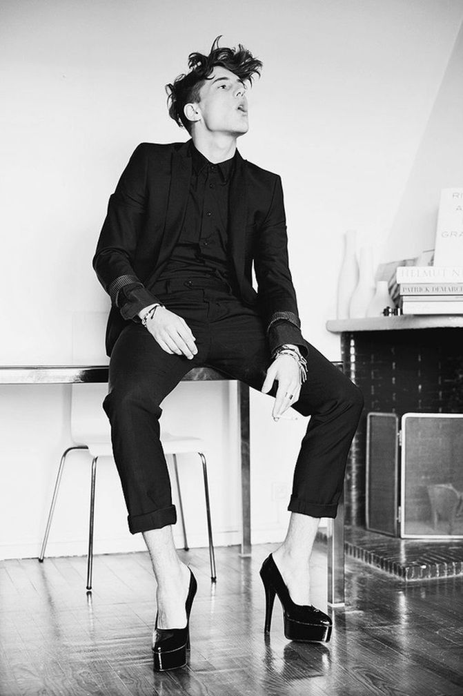 The High Heels Men Adore - MARISA TANIA Men Wearing High Heels, Pose Sitting, Essential Shoes, Every Man Should Own, Gay Best Friend, Men High Heels, Gender Fluid Fashion, Genderless Fashion, Men In Heels