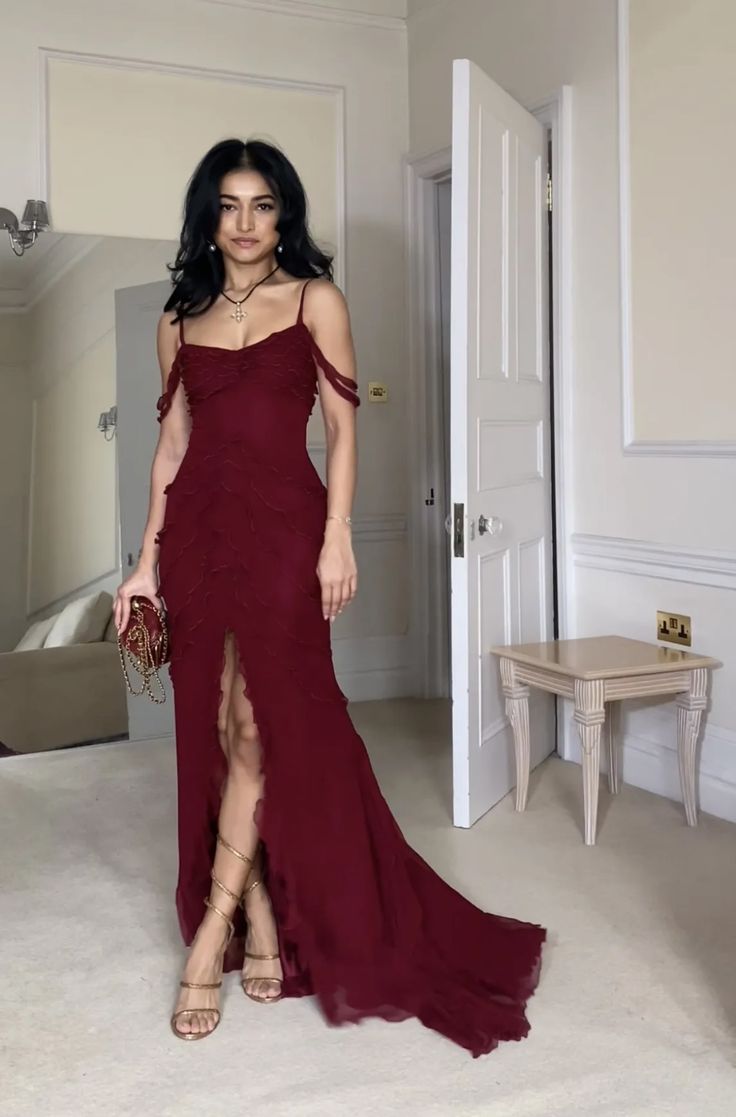 Red Evening Dress Classy, Graduation Dress Long, Prom Dress Mermaid, Prom Inspo, Formal Evening Gown, Classy Prom Dresses, Acceptance Speech, Dress Mermaid, Prom Dress Inspiration