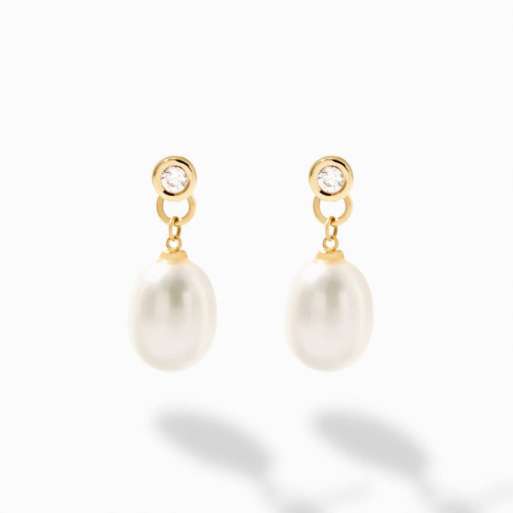 Inspirant un sentiment d'élégance intemporelle, ces boucles d'oreilles pendantes en perles en or massif 14 carats sont l'accessoire parfait pour toute occasion spéciale. Conçues pour la mariée moderne, la demoiselle d'honneur ou toute femme à la recherche d'une touche de luxe, ces boucles d'oreilles serties de zircones cubiques offrent une démonstration éblouissante de savoir-faire. Offrant un équilibre étonnant entre classique et contemporain, ces boucles d'oreilles de mariée 14 carats constitu Gold Pearl Drop Earrings, Pearl Wedding Earrings, Pearl Drop Earrings Gold, Bezel Set Earrings, Pearl Earrings Wedding, The Modern Bride, Set Earrings, Solid Gold Earrings, Pearl Wedding