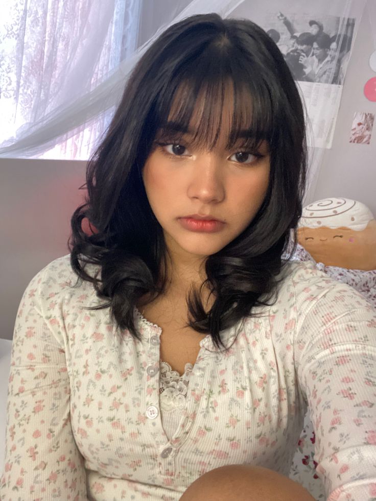 Aesthetic Wispy Bangs Haircut, Hot Wispy Bangs, Prom Bangs Hairstyles, Hair Styles Shoulder Length With Bangs, Short Hair Inspo Layers Bangs, Mexican Bangs Hair, Coquette Haircut Short, Wispy Bangs Dark Brown Hair, Haircuts For Wavy Hair With Bangs