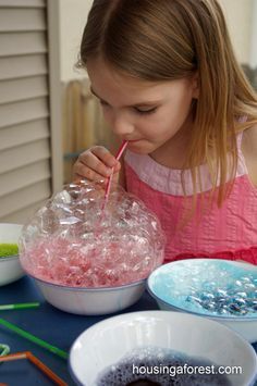 Bubble Painting - A squirt of dish soap, 15 drops of neon food colouring, 1/2 c. of water, straws. Using a straw, students blow until they have a huge pile of bubbles. Gently press paper onto the bubbles, allowing them to pop on the paper. Bubble Prints, Art Stations, Bubble Paint, Mouse Craft, Vetenskapliga Experiment, Neon Food Coloring, Bubble Recipe, Painting Station, Salt Painting