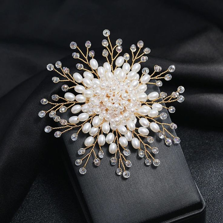 Starburst Pearl Bridal Circle Brooch Brooch Corsage, Shiny Jewelry, Flower Corsage, Versatile Jewelry, Pearl Cluster, Crystal Brooch, Pearl Brooch, Beaded Brooch, Pearl Flower