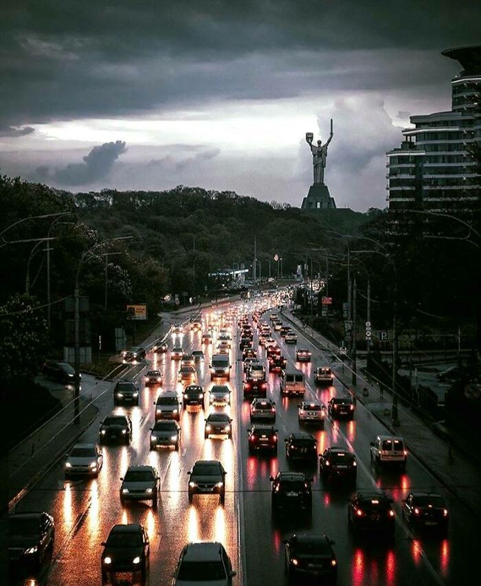 many cars are driving down the road in heavy traffic at night with lights on them