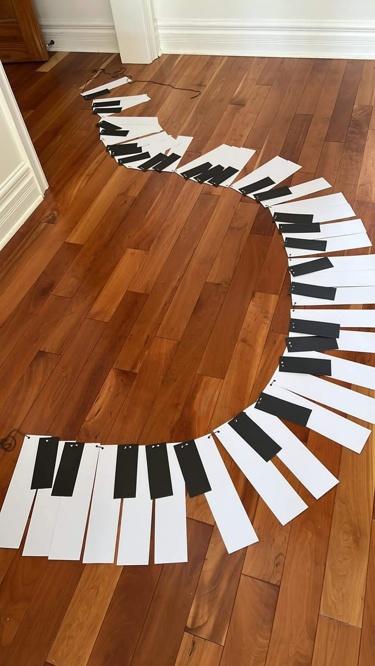 Music Major Graduation Party Ideas, Music Backdrop Ideas, Music Classroom Organization Elementary, Music Themed Decorations, Music Table Decor, Music Decor Diy, Music Theme Party Decorations, Music Art Ideas, Music Decorations