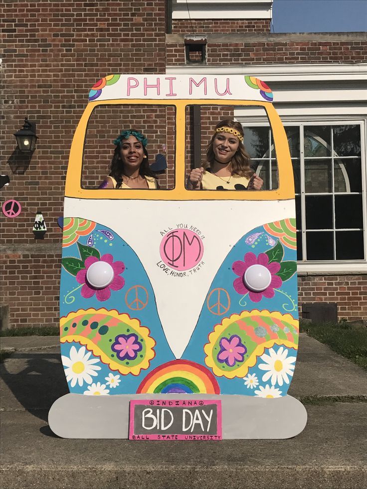 70s Theme Trunk Or Treat Ideas, Hippi Decoracion Party, 60s Door Decorations For School, Trunk Or Treat 70s Theme, 70s Theme Float, 70s Theme Backdrop, Groovy Bid Day Theme, Hippy Grad Party, Diy Vw Bus Photo Prop