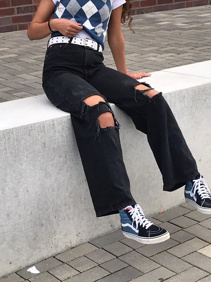 granny west with an baggy jeans Vans Highcut Outfit, High Vans Outfit, Style High Top Vans, Highcut Outfit, Vans Outfit Aesthetic, Outfits Con Vans, Vans Sk8 Hi Outfit, Blue High Top Vans, High Top Vans Outfit